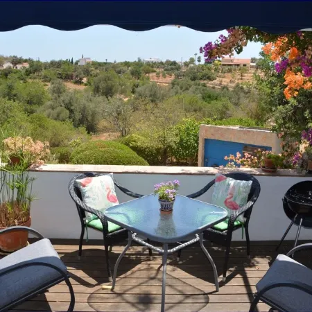 Small apartment in a quiet location with two private terraces and sea views