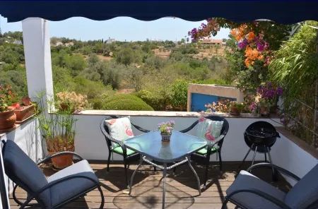 Small apartment in a quiet location with two private terraces and sea views