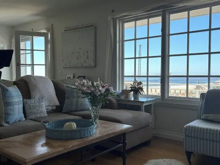 White water Malibu views, 3 min walk to Zuma beach, Trancas & MHS, 5 bedrooms