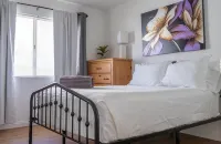 Spacious 4-bedroom house with AC and WiFi in charming Fontana