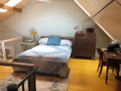 Cozy In Town Manchester Studio w/ Loft Bedroom. Hotels in Manchester Center