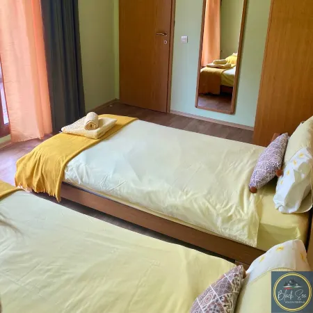 Scenic, 2 Bedroom Apt with Views Отели в г. Поморие