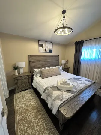 Lovely 3-bedroom house in Villa Park with WiFi and AC Отели рядом с достопримечательностью «Drury Lane»