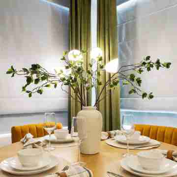 DTWN I Near Yale I King Beds I  Free Parking I Gym I Free Coffee I Pets Welcome! Dining/Meeting Rooms