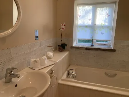 Cosy and spacious cottage in beautiful surroundings with private outside area