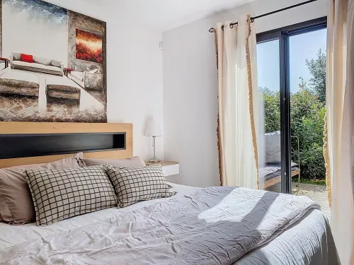 Villa Moderne à Saumane-de-vaucluse : Élégance Contemporaine, Proximité du Golf