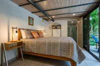 Casa Serena · Secluded Jungle Retreat w/ Pool, Walk to Beach