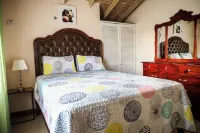 Charming gated 2-bedroom house with WiFi, AC,  and spacious yard Hotels in Old Harbour