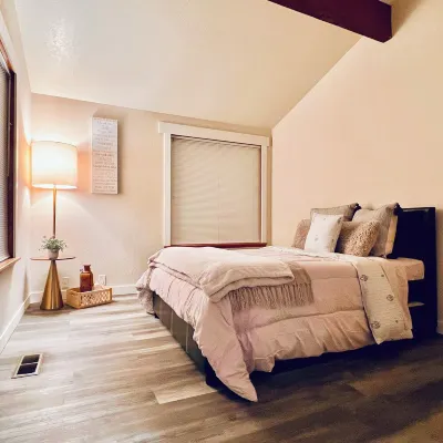 Charming 2-bedroom farmhouse in Goldendale with WiFi and AC