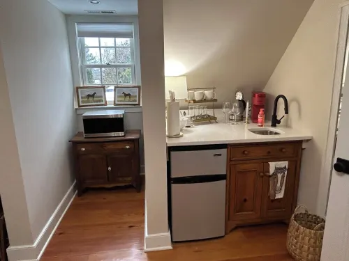 Charming 1-bedroom apartment in Old Town Warrenton, walkable to Main Street Hotels in Warrenton