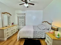 Charming 2-bedroom apartment in Pleasant Blasdell with morning breakfast. Hotels near Hamburg Beach/ Town Park