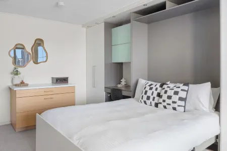 Magical Sydney Escape with Harbour Views & Parking Отели в г. Mcmahons Point