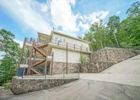 G & P Properties boasts a spacious 5-bedroom house in peaceful Greers Ferry