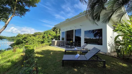 Bocas del Mar Отели рядом с достопримечательностью «Isla Palenque»