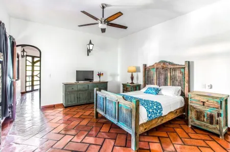Luxury Hacienda Home in the Heart of Ajijic Отели в г. Ахихик