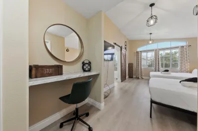 Zen- newly remodeled in the HEART of Las Vegas Hotels near Chicago Brewing Company