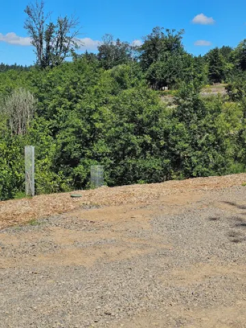 Cozy farmhouse in charming Kelso with AC, WiFi