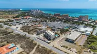 Condo 3 minute walk to palm beach and restaurants