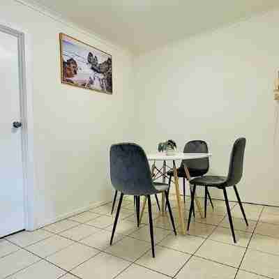 Cozy 2BR Retreat, 3-Minute Drive to Albury Airport Others