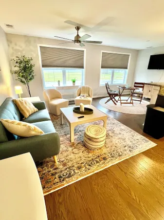 Sunsets at Angola on the Lake Charming 3-bedroom townhome Отели в г. Эванс