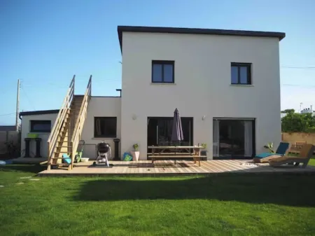 Modern house with jacuzzi just a stone's throw from the beach Отели в г. Ламполь-Плуарзель