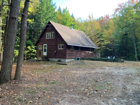 Cozy 3-bedroom chalet in lovely Bridgton 1/4 mile from pleasant mountain Skiing