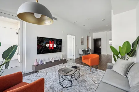 Luxury 1BR with pool, jacuzzi, free parking Отели рядом с достопримечательностью «Golden Triangle»