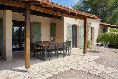 Beautiful detached villa on one level with pool, view and charging station!