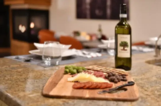 skiNewpark33: Walkable w/View, Deck, Hot Tub, Garage