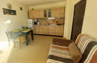 Cozy apartment in Apolon-7, Nessebar near the sea with garden and swimming pools Hotels in Nessebar