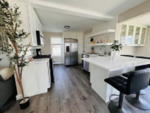 Welcome to your Cozy Oceanside Oasis! Sleeps 10! Water Access from the Backyard! Hotels in Portsmouth