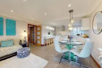 Modern Marina View Retreat | 3BR | Free Parking | Waterfront Bliss