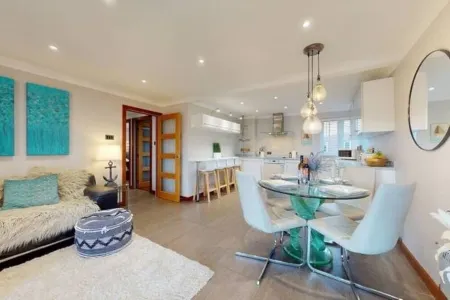 Modern Marina View Retreat | 3BR | Free Parking | Waterfront Bliss Отели в г. Касл