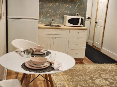 Cozy private studio, ensuite bath & free parking Hotel a East York