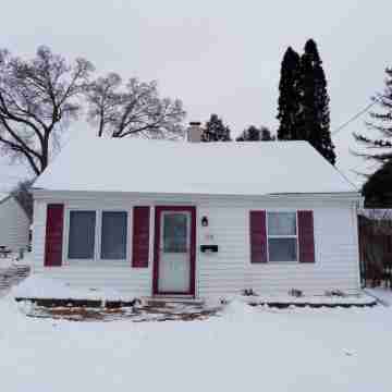 Charming 2-bedroom house with AC, WiFi in serene Green Bay Hotel Exterior