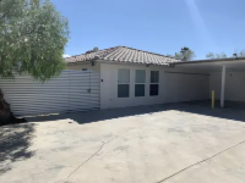 Breezy-2BR-Gated Unit w Kitchenette