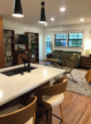 Beautiful Studio w Full Kit, W/D, Covered parking, Close to Shopping/Restaurants