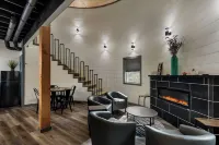 Grain Bin Cabin w/Hot Tub. 2 levels w/Balcony. 1.5 Bathrooms