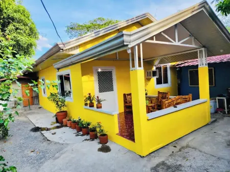 Charming 3-bedroom bungalow with WiFi and AC in pleasant Castillejos