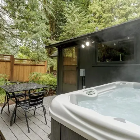 Cozy Cabin near Mt Hood with Hot Tub