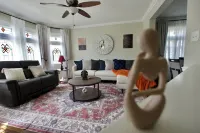 Spacious 5-bedroom bungalow with AC, WiFi in welcoming Berwyn