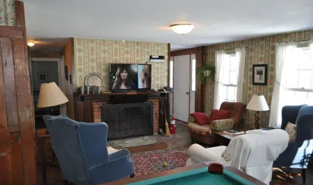 Charming & Private Farm House