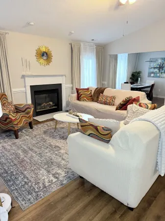 Modern 3 Br 2 BA Home with Backyard – 8mi Downtown Отели рядом с достопримечательностью «Университет Северная Каролина в Шарлотт»