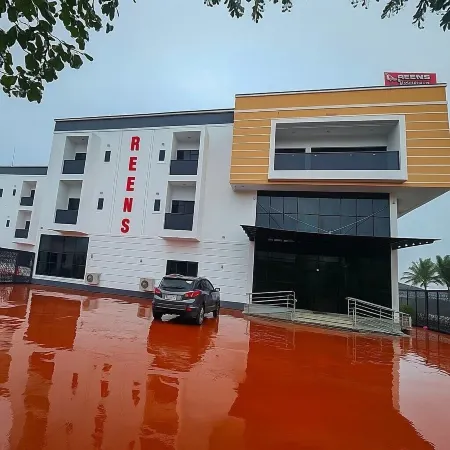 Reens Suites and Apartment Отели в г. Осуаха