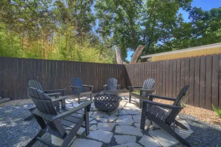 Southern Charm - Near Main with Hot Tub