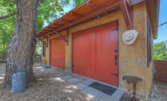 Tejas Suite Walking Distance to Main St!