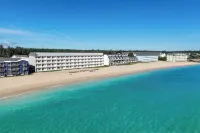Mackinaw Beach and Bay Inn & Suites