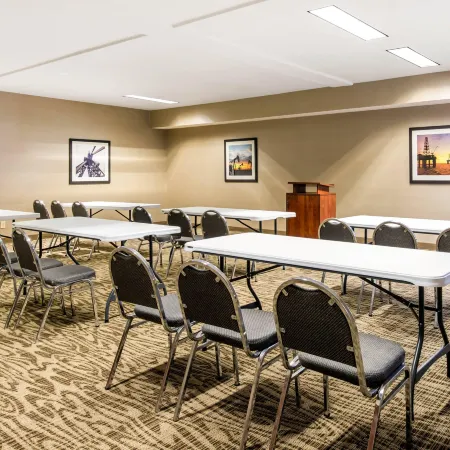 Comfort Inn & Suites IAH Bush Airport - East