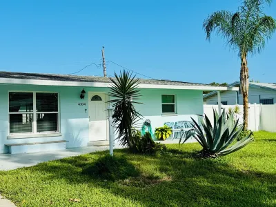 Private Heated  Pool House 6 miles from the Beach Hotels near 7-Eleven