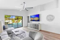 Luxurious Modern 4BR, Heated Pool near Beach and Mercato! Newly Renovated!